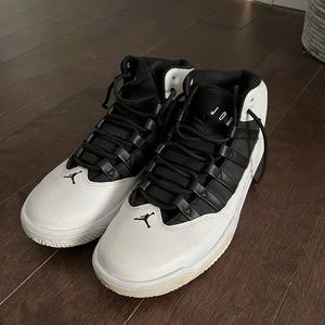 Jordan Max Aura black and white